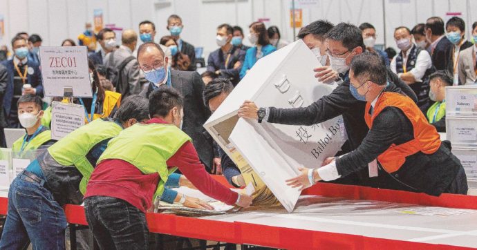 Copertina di Hong Kong, il voto per pochi: l’affluenza crolla, vincono i patrioti e la Cina festeggia