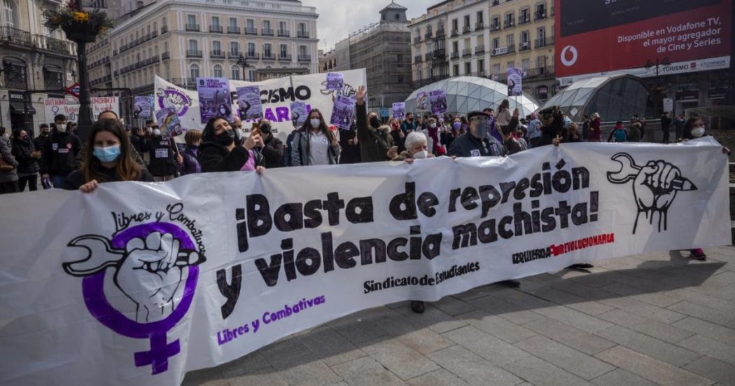 Femminicidi e violenza di genere, il modello Spagna: tribunali speciali, prevenzione nelle scuole e assistenza per chi denuncia. “Patto di Stato contro il maschilismo”