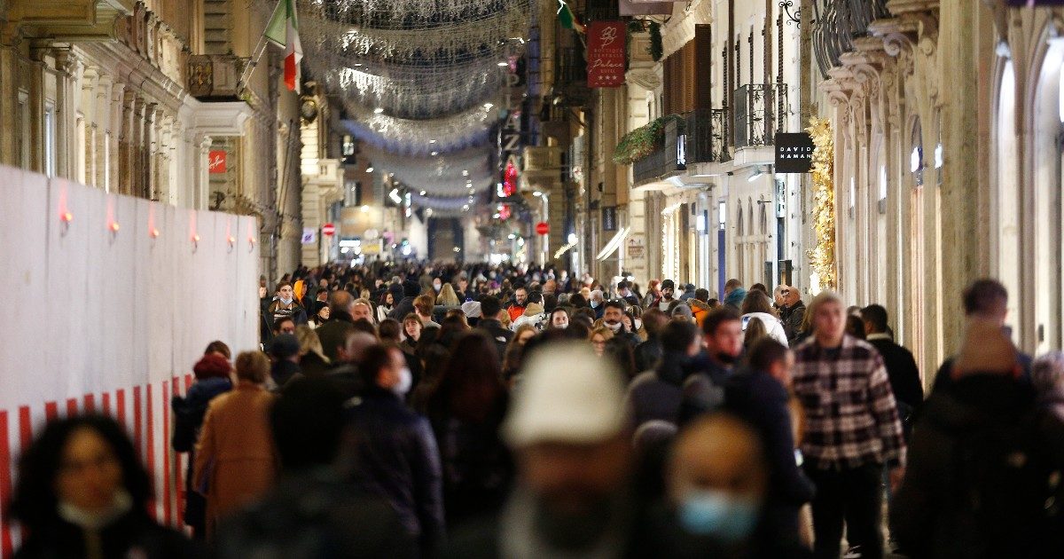 Il governo decide la stretta per provare ad arginare Omicron. Il Green pass di 6 mesi, mascherine Ffp2 e tamponi: tutte le opzioni sul tavolo