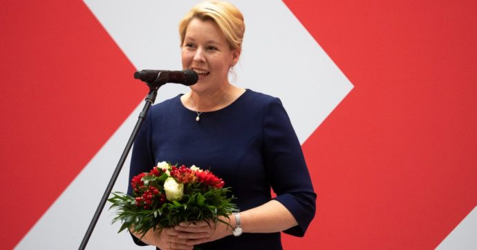 Franziska Giffey, chi è la prima sindaca eletta di Berlino. La sfida più dura della capitale tedesca: il caro casa e l’emergenza abitativa