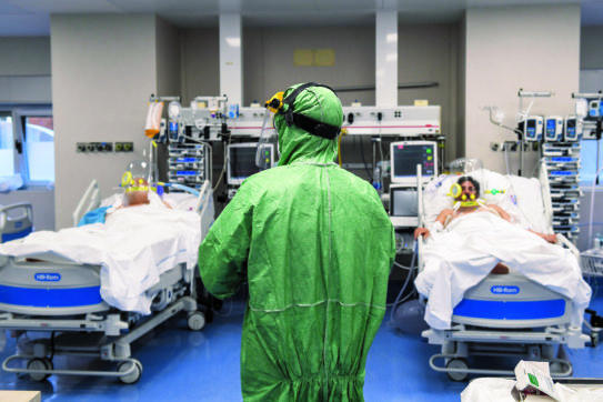 Coronavirus, 67.152 nuovi casi e 334 decessi. Forte calo di ricoverati e terapie intensive