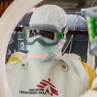 Copertina di Msf: “In Africa gli scarti dei vaccini, pagano donne e bambini”