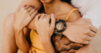 Abbracci e Covid, come comportarsi: “La stretta ideale è tra i 5 e i 10 secondi”. L’esperta: “Effetti positivi sul sistema immunitario”