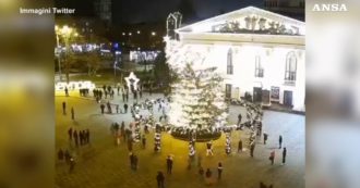 Copertina di L’albero di Natale alto 14 metri “collassa” all’improvviso in mezzo alla piazza: l’impressionante video dall’Ucraina