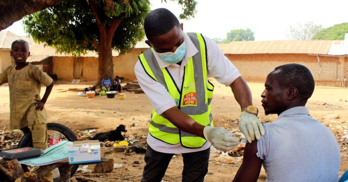 Nigeria distrugge 1 milione di dosi di AstraZeneca: “Consegnate poco prima della scadenza, impossibile somministrarle”