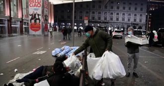 Copertina di Roma, lo street artist Harry Greb dona cibo e coperte alle persone senza dimora: “Solidarietà può essere abitudine quotidiana”