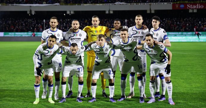 Inter, pm acquisiscono i dispositivi informatici alla ricerca di messaggi tra dirigenti: si indaga sui contratti con clausola di ‘recompra’