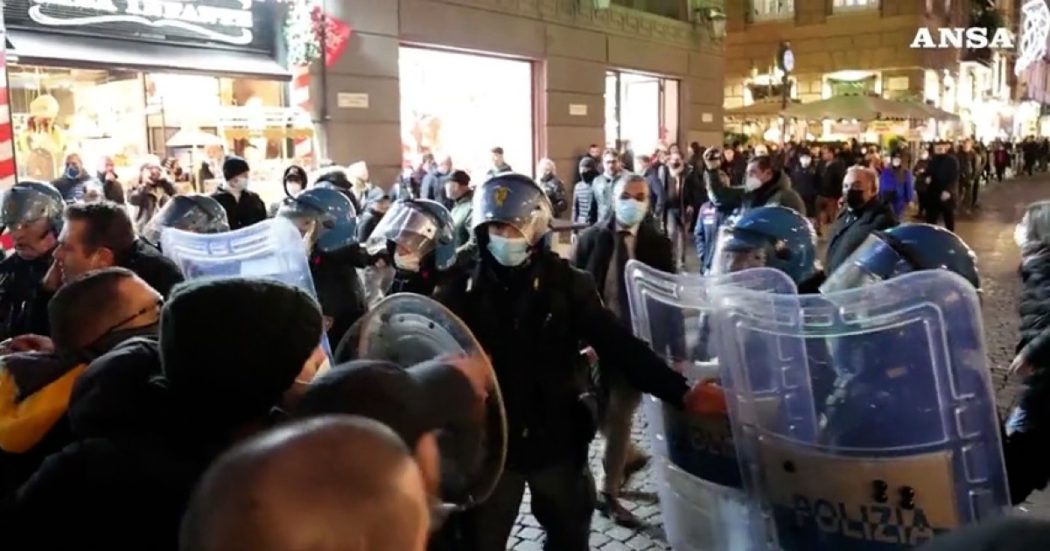 Disoccupati protestano in piazza a Napoli e consegnano “pacchi dono” al governo: tensioni con la polizia – Video