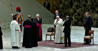 Copertina di Vaticano, Papa Francesco interrompe l’udienza settimanale per rispondere al telefono: il video
