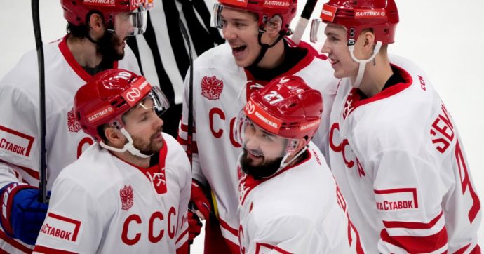 Copertina di La Russia di hockey con la maglia CCCP fa arrabbiare Helsinki