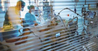 Copertina di In Edicola sul Fatto Quotidiano del 22 Dicembre: Sempre più infetti, ma non li cerchiamo. Le regioni – In 12 mesi hanno tagliato del 24% i tracciatori