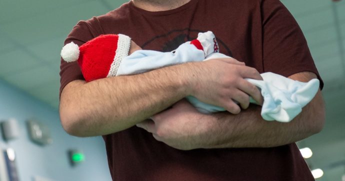 Il congedo di paternità si blocca: la proposta di estenderlo a tre mesi resta senza finanziamenti