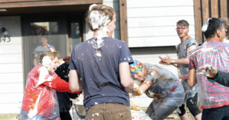 Copertina di Finiremo dal medico dei pazzi: vivremo da malati per morire sani