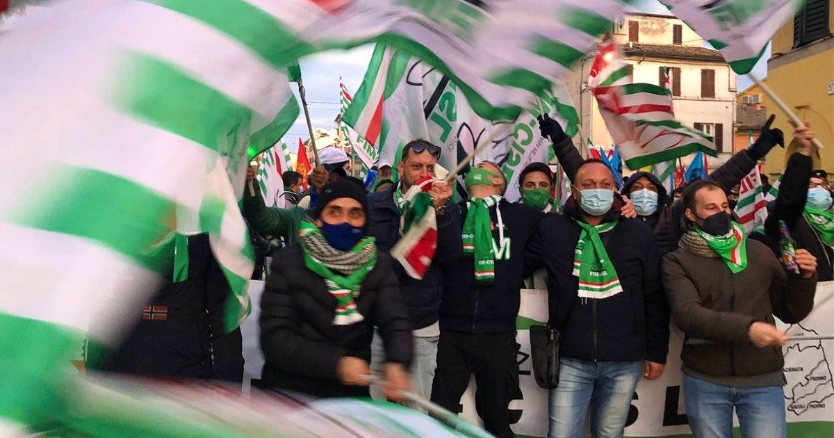 Natale alla Caterpillar di Jesi, i lavoratori si danno il cambio tra pranzi e presidio permanente. “Mi hanno annunciato la promozione tre giorni prima delle lettere di licenziamento” – le storie