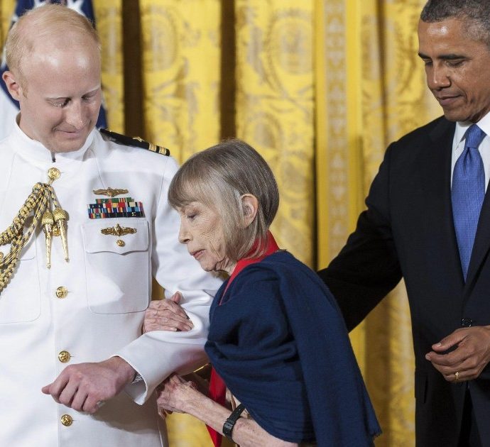 Addio a Joan Didion, la scrittrice americana morta a 87 anni: fu pioniera del New Journalism