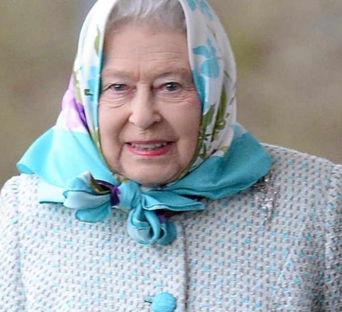 Regina Elisabetta annulla gli impegni ufficiali: “Costretta a muoversi in sedia a rotelle ma non vuole farsi vedere in pubblico sulla carrozzina”