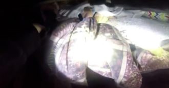 Copertina di Tornado in Kentucky, salvati due bambini rimasti sotto le macerie di una casa distrutta: il video