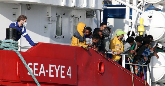 Migranti, in 800 salvati nel Mediterraneo attendono di sbarcare: “Sarebbe un regalo di Natale, ma solo per chi si è salvato”