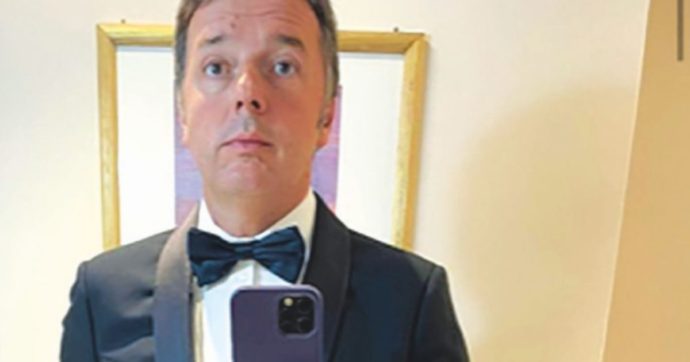 Renzi, un Narciso con sfondo di tavoletta del water