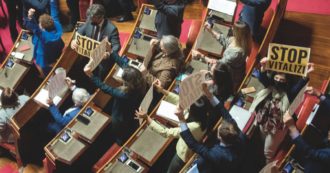 Copertina di Vitalizi, il Senato conferma il taglio ma ordina l’aumento: “Ricalcolare al rialzo gli assegni degli ex senatori”