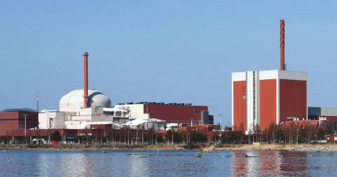Copertina di Helsinki accende il nuovo reattore nucleare: 12 anni di ritardi, costi triplicati a 8,5 miliardi