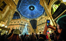 Copertina di Milano, record di casi. Tamponi e Ats in tilt. Fontana: no chiusure