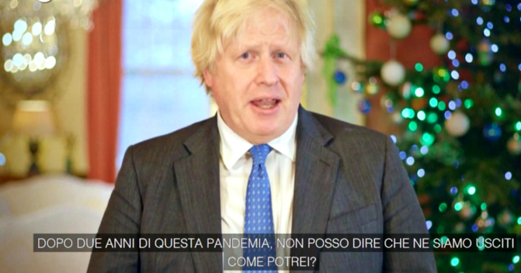 Boris Johnson ai cittadini: “Vaccinatevi, a Natale sarà il regalo per le vostre famiglie e per l’intero Paese”