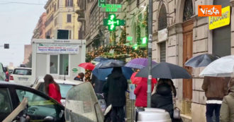 Copertina di Anche a Roma lunghe code fuori dalle farmacie per il tampone. E l’attesa si fa sotto la pioggia