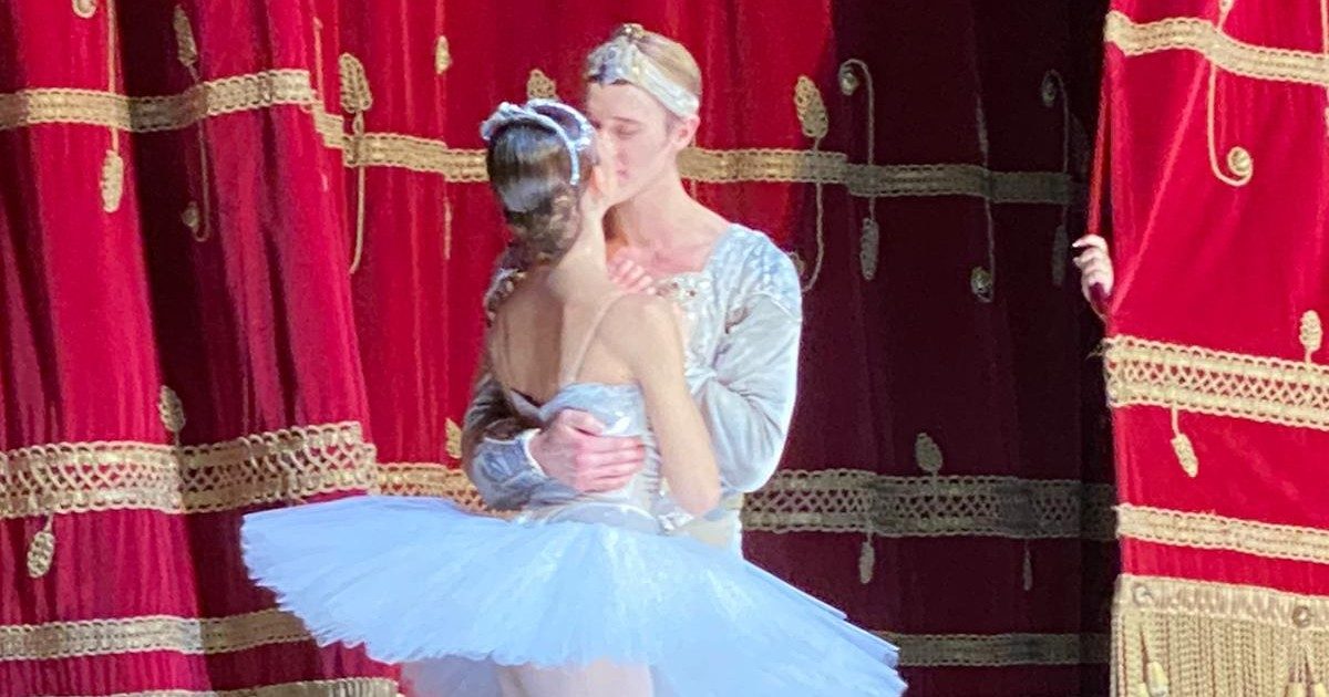 Il bacio appassionato di Nicoletta Manni e Timofej Andrijashenko sul palco della Scala di Milano: il pubblico in visibilio per questa favola tutta vera