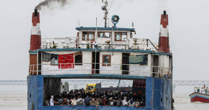 Bangladesh, traghetto con 500 persone a bordo prende fuoco: “Almeno 39 morti, decine di feriti”