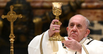 Copertina di L’omelia di Natale di papa Francesco: “L’uomo non è schiavo del lavoro, basta morti bianche”. E invita a cercare “la grazia della piccolezza”