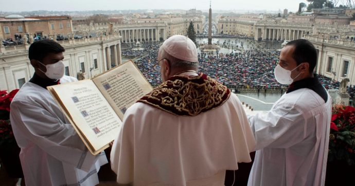 Nel messaggio Urbi et Orbi di Natale papa Francesco prega anche per le donne vittime di violenza e adolescenti oggetto di bullismo