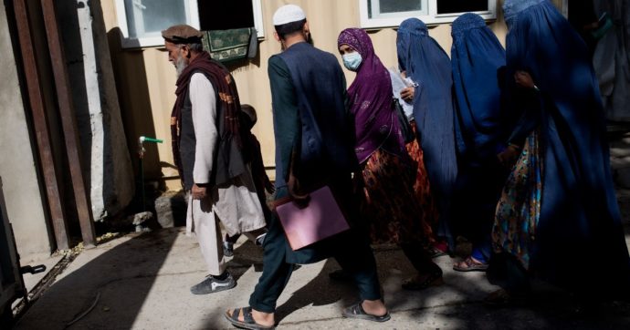 Afghanistan, i talebani vietano i viaggi alle donne sole: dovranno essere accompagnate da parente uomo