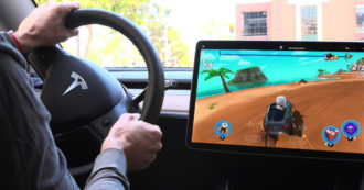 Copertina di Tesla, niente più videogiochi sugli schermi touch con l’auto in movimento