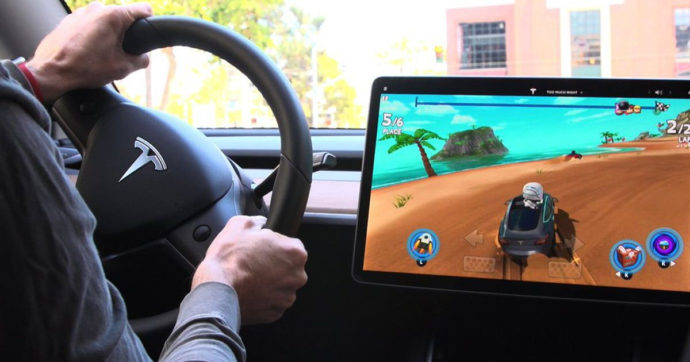Tesla, niente più videogiochi sugli schermi touch con l’auto in movimento