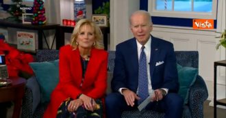 Copertina di Stati Uniti, sostenitore di Trump chiama e offende in diretta il presidente Biden: la telefonata durante un evento natalizio