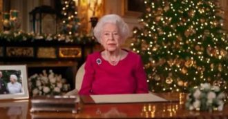Copertina di Regina Elisabetta, il discorso di Natale molto personale: “Filippo manca a tutti noi. Anche in punto di morte, quel suo scintillio malizioso e indagatore era luminoso come la prima volta”