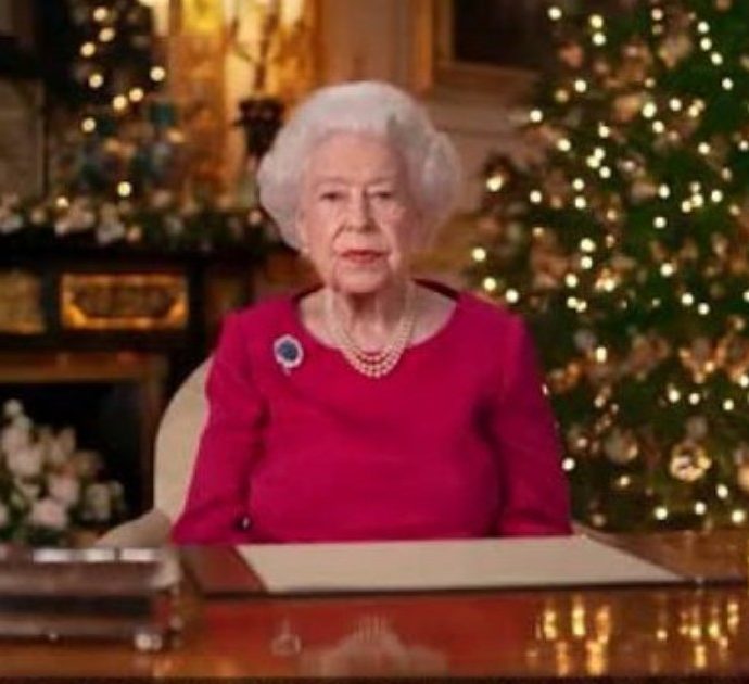 Regina Elisabetta, il discorso di Natale molto personale: “Filippo manca a tutti noi. Anche in punto di morte, quel suo scintillio malizioso e indagatore era luminoso come la prima volta”