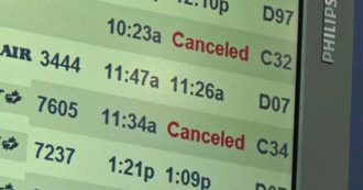 Copertina di Effetto Omicron, quasi 6mila voli cancellati nel week end di Natale e ritardi in tutto il mondo: “Molti piloti e assistenti sono in quarantena”