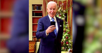 Copertina di Joe Biden apre il profilo su TikTok a 79 anni: il video ironico col presidente degli Usa