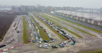 Coda infinita di auto all’hub di Brescia per fare i tamponi: le immagini dall’alto