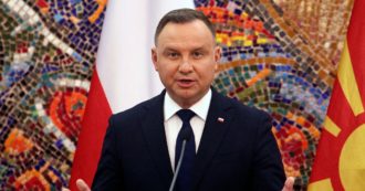 Copertina di Polonia, il presidente mette il veto sulla legge-bavaglio contro i media: al Parlamento serve la maggioranza dei tre quinti per approvarla