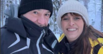 Copertina di Benedetta Parodi e Fabio Caressa, disavventura in Lapponia a -15 gradi: “Moriremo di freddo aspettando le renne”