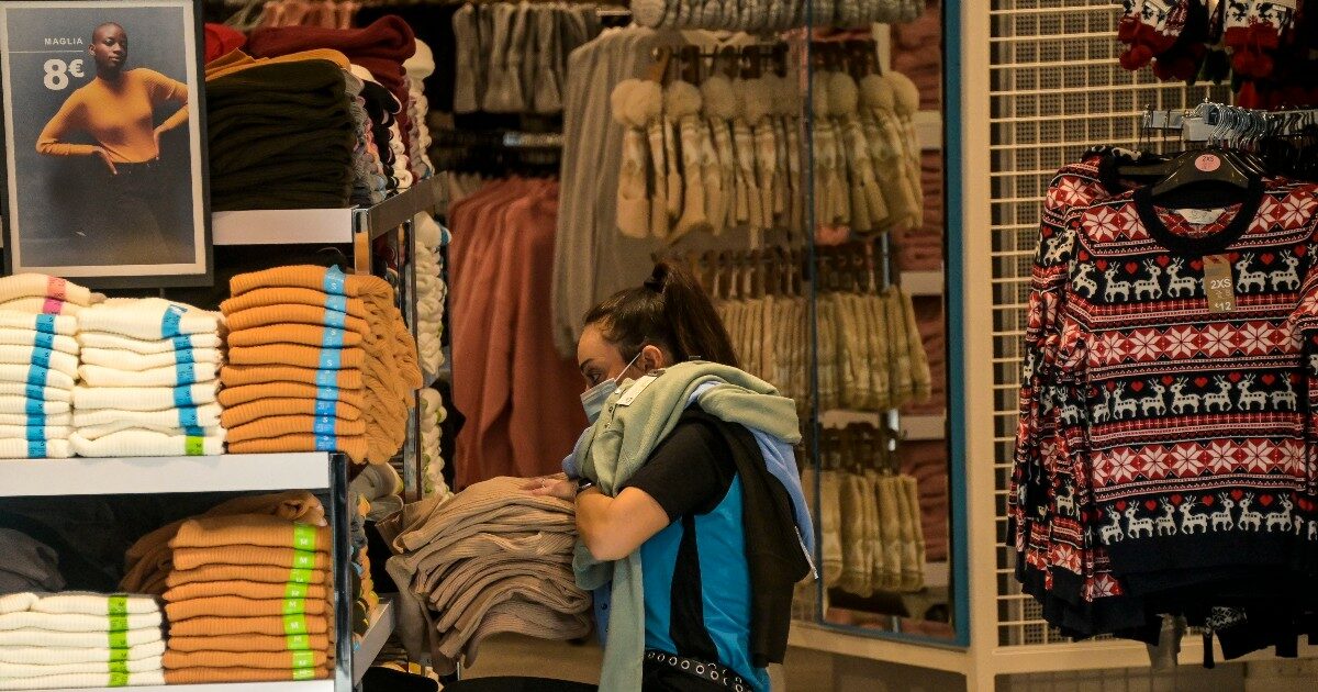 “Se ha la taglia 48, se le piace mangiare, non è colpa nostra”: la sconcertante risposta ad una cliente. “Sono vittima di body shaming, ho chiamato gli avvocati”