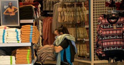 Copertina di Ancora 286mila occupati in meno rispetto al pre Covid. A dicembre aumentano le donne al lavoro, ma i nuovi posti sono tutti a termine