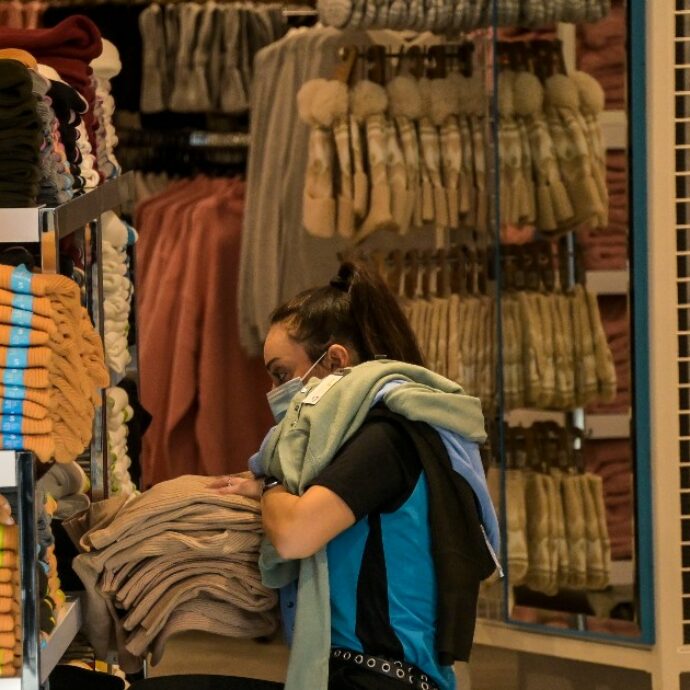 “Se ha la taglia 48, se le piace mangiare, non è colpa nostra”: la sconcertante risposta ad una cliente. “Sono vittima di body shaming, ho chiamato gli avvocati”