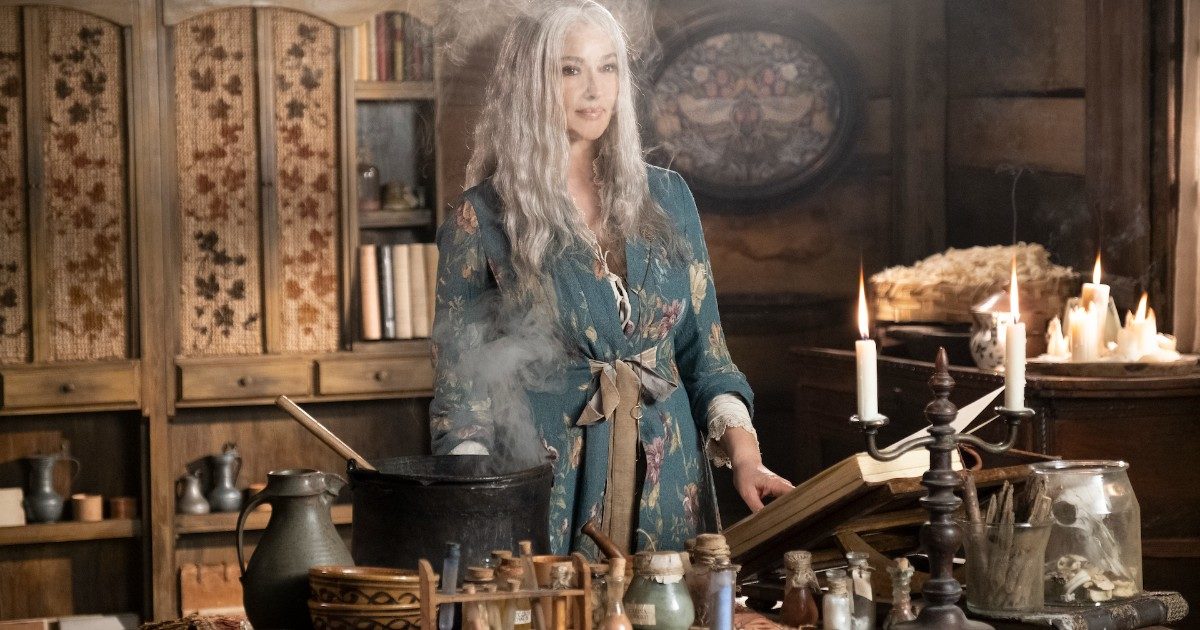 La Befana vien di Notte 2, Monica Bellucci invecchiata e con lunghi capelli grigi in versione strega: ecco tutti i dettagli del nuovo film