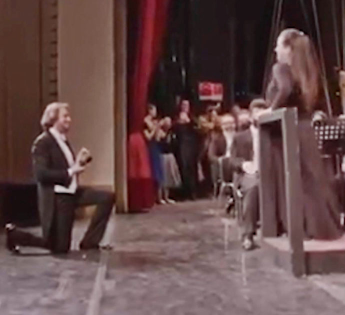 La proposta di matrimonio del direttore d’orchestra commuove il teatro Duse di Bologna