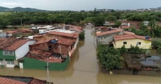 Copertina di Brasile, alluvioni nello stato di Bahia: in un mese 18 vittime e 35.000 sfollati. Le immagini aeree dei paesi invasi dall’acqua