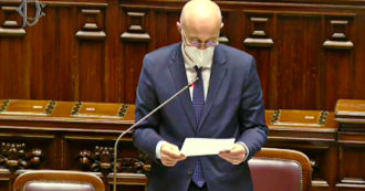 Copertina di Legge di Bilancio, il governo pone la fiducia alla Camera. Proteste e “buu” dai banchi di Fratelli d’Italia – Video